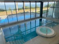 Bazén v ubytovaní APARTAMENT 36 na klifie z widokiem na morze ADULTS ONLY alebo v jeho blízkosti