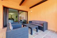 Posedenie v ubytovaní Superb 2-bed apartment in Duquesa