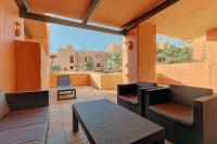 Posedenie v ubytovaní Superb 2-bed apartment in Duquesa