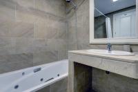 Kúpeľňa v ubytovaní Superb 2-bed apartment in Duquesa