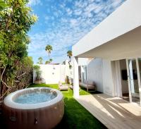Bungalow de diseño hidromasajes terraza y piscina.にある庭