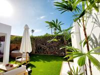 Bungalow de diseño hidromasajes terraza y piscina.にある庭