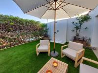 Bungalow de diseño hidromasajes terraza y piscina.にある庭
