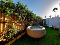 Bungalow de diseño hidromasajes terraza y piscina.にある庭