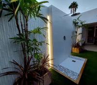 Bungalow de diseño hidromasajes terraza y piscina.にある庭