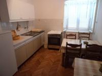 Ett k&ouml;k eller pentry p&aring; Apartments and rooms with parking space Makarska - 13979
