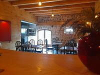 une salle à manger avec des tables et des chaises et un mur de briques dans l'établissement Le refuge, à Biollet