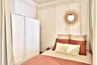 a bedroom with a bed with a mirror on the wall at Appartement L&#39;Elégant Chalonnais - Hyper-Centre in Chalon-sur-Saône