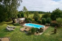 Ein Blick auf den Pool von der Unterkunft Le Domaine du Moulin Foulon oder aus der N&auml;he