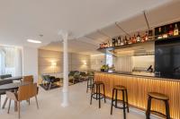 un restaurante con barra con sillas y mesas en Eurostars Pórtico Alicante, en Alicante