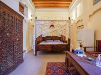 ein Schlafzimmer mit einem Bett mit Moskitonetz in der Unterkunft Heritage Home Guest House in Dubai