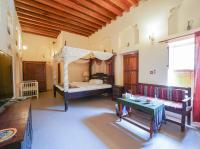 ein Schlafzimmer mit einem Bett, einer Couch und einem Tisch in der Unterkunft Heritage Home Guest House in Dubai