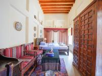 ein Wohnzimmer mit einer Couch und einem Tisch in der Unterkunft Heritage Home Guest House in Dubai