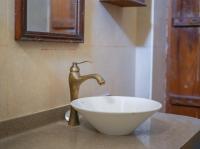 ein Waschbecken mit einer weißen Schüssel und einem Wasserhahn in der Unterkunft Heritage Home Guest House in Dubai