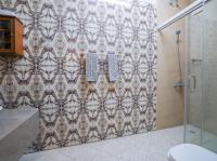 einen Duschvorhang im Bad mit WC in der Unterkunft Heritage Home Guest House in Dubai