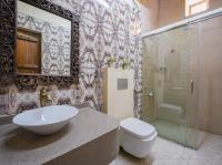 ein Badezimmer mit Waschbecken, Toilette und Dusche in der Unterkunft Heritage Home Guest House in Dubai