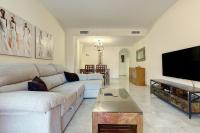 Televízia a/alebo spoločenská miestnosť v ubytovaní Superb 2-bed apartment in Duquesa