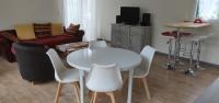 Telewizja i/lub zestaw kina domowego w obiekcie Maison avec Spa en bord de mer