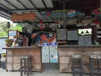 een restaurant met twee barkrukken voor een toonbank bij San Carlos Surf Resort & Eco Lodge in San Carlos