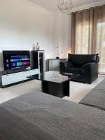 Televízia a/alebo spoločenská miestnosť v ubytovaní Efi’s Apartment Nea Michaniona