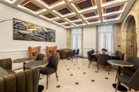 Un comedor con mesas y sillas y un techo en 108MM House, en Oporto