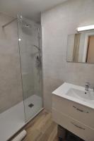 Łazienka w obiekcie Albert 1er · Chic One-Bedroom Apartment with Parking - StayInAntibes