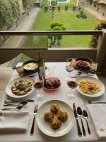 Jídlo v hotelu nebo okolí