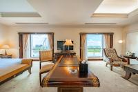 Lotte Hotel Saigonにあるシーティングエリア