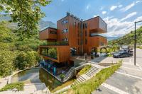 Hotel Uji Ftohte Tepelene في Tepelenë: مبنى امامه مسبح