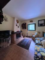Televízia a/alebo spoločenská miestnosť v ubytovaní Deliziosa casa immersa nella tranquillità.