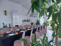 Reštaurácia alebo iné gastronomické zariadenie v ubytovaní Hotel u Liska
