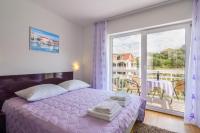Posteľ alebo postele v izbe v ubytovaní Apartments with a parking space Trogir - 15440