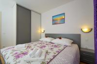 Posteľ alebo postele v izbe v ubytovaní Apartments with a parking space Trogir - 15440