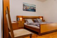 Posteľ alebo postele v izbe v ubytovaní Apartments with a parking space Kastel Kambelovac, Kastela - 15480