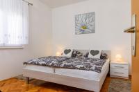 Posteľ alebo postele v izbe v ubytovaní Apartments with a parking space Kastel Kambelovac, Kastela - 15480