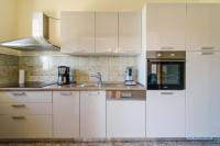 Kuchyňa alebo kuchynka v ubytovaní Apartments with a parking space Kastel Kambelovac, Kastela - 15480