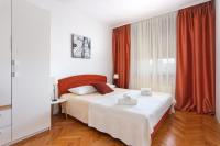 Apartments with a parking space Kastel Stafilic, Kastela - 15675 tesisinde bir odada yatak veya yataklar