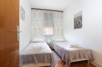Apartments with a parking space Kastel Stafilic, Kastela - 15675 tesisinde bir odada yatak veya yataklar