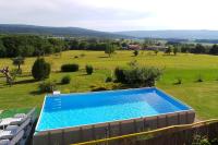 Bazén v ubytování Family friendly apartments with a swimming pool Cepic, Central Istria - Sredisnja Istra - 15878 nebo v jeho okolí