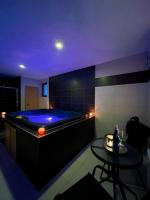 Biliár nebo kulečník v ubytování Relaxklub villa s wellness