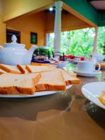 uma mesa com fatias de pão em um prato em Palitha Homestay em Sigiriya
