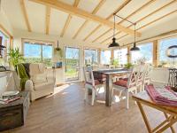 una sala de estar con una mesa y sillas en Pension Altes Zollhaus, en Norden