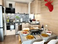 Kuchnia lub aneks kuchenny w obiekcie Lou Castelou - T3 Cosy - Chromecast TV
