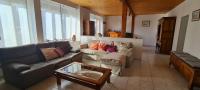 ein Wohnzimmer mit einem Sofa und einem Couchtisch in der Unterkunft Grande Maison dans le Bourg de Nevez + jardin in Névez
