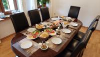 Jedlo v ubytovaní bed & breakfast alebo blízkom okolí