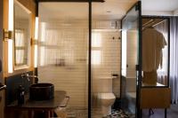 A bathroom at Letoh Letoh Gran Vía