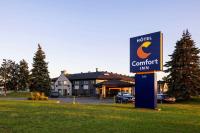 una señal de hotel frente a una posada con garaje en Comfort Inn Aeroport, en Dorval