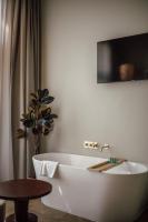 Een TV en/of entertainmentcenter bij FINCH Boutique Hotel, downtown
