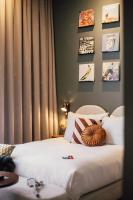 Een bed of bedden in een kamer bij FINCH Boutique Hotel, downtown