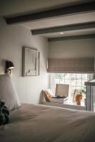 Een bed of bedden in een kamer bij FINCH Boutique Hotel, downtown